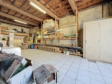 Immeuble à vendre MONTPELLIER (34) 254 m2 au sol -Comprenant un T1bis loué - un T3 libre - une remise de 100 m2 libre - un T2 à créer