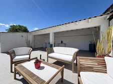 JUVIGNAC (34) - Maison T5 plain-pied sur terrain clos et arboré avec piscine, plage carrelée, pool-house, terrasses, 2 garages, véranda.