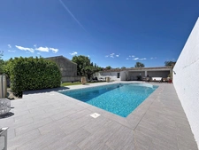JUVIGNAC (34) - Maison T5 plain-pied sur terrain clos et arboré avec piscine, plage carrelée, pool-house, terrasses, 2 garages, véranda.