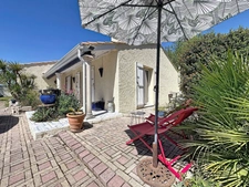 JUVIGNAC (34) - Maison T5 plain-pied 117 m2 sur terrain clos et arboré de 1645 m2 avec piscine, plage carrelée, pool-house, terrasses, 2 garages, véranda.