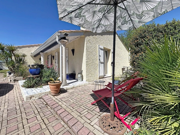 JUVIGNAC (34) - Maison T5 plain-pied sur terrain clos et arboré avec piscine, plage carrelée, pool-house, terrasses, 2 garages, véranda.