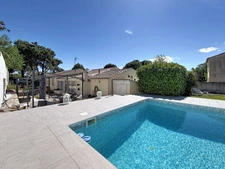 JUVIGNAC (34) - Maison T5 plain-pied 117 m2 sur terrain clos et arboré de 1645 m2 avec piscine, plage carrelée, pool-house, terrasses, 2 garages, véranda.