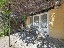 JUVIGNAC (34) - Maison T5 plain-pied sur terrain clos et arboré avec piscine, plage carrelée, pool-house, terrasses, 2 garages, véranda.