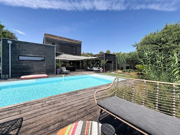 JUVIGNAC : FONTCAUDE – VILLA CONTEMPORAINE EN BOIS AVEC PISCINE ET VUE PANORAMIQUE SUR LE GOLF