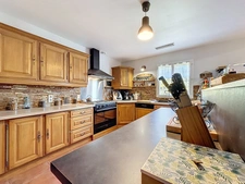 CLERMONT L'HERAULT (34) - House for sale, 6 rooms - 173.6 m² of living space (197 m² of floor space) - Landscaped and enclosed grounds with swimming pool (960 m²) - Double garage - Outbuilding (42 m² 