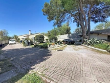 JUVIGNAC (34) - Maison T5 plain-pied 117 m2 sur terrain clos et arboré de 1645 m2 avec piscine, plage carrelée, pool-house, terrasses, 2 garages, véranda.
