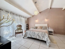JUVIGNAC (34) - Maison T5 plain-pied sur terrain clos et arboré avec piscine, plage carrelée, pool-house, terrasses, 2 garages, véranda.
