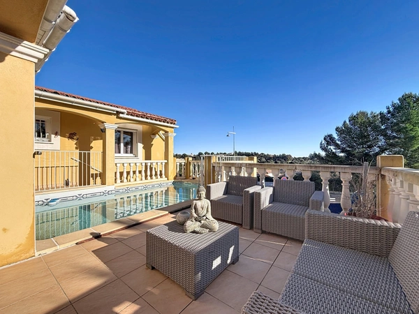 Maison à vendre 7 pièces 166 m2 JUVIGNAC (34) FONTCAUDE - Terrasse / Piscine - Double garage - Sous sol - Terrain clos