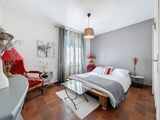 JUVIGNAC (34) - Maison T5 plain-pied sur terrain clos et arboré avec piscine, plage carrelée, pool-house, terrasses, 2 garages, véranda.