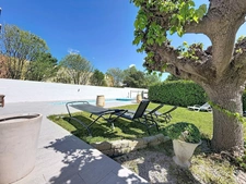 JUVIGNAC (34) - Maison T5 plain-pied sur terrain clos et arboré avec piscine, plage carrelée, pool-house, terrasses, 2 garages, véranda.