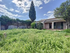 MIREVAL (34) Maison à vendre 4 pièces de plain pied 90 m2 + garage 16 m2 sur terrain clos et piscinable de 450 m2 