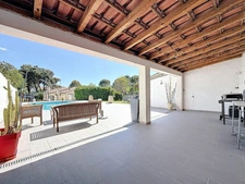 JUVIGNAC (34) - Maison T5 plain-pied sur terrain clos et arboré avec piscine, plage carrelée, pool-house, terrasses, 2 garages, véranda.