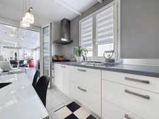 JUVIGNAC (34) - Maison T5 plain-pied 117 m2 sur terrain clos et arboré de 1645 m2 avec piscine, plage carrelée, pool-house, terrasses, 2 garages, véranda.