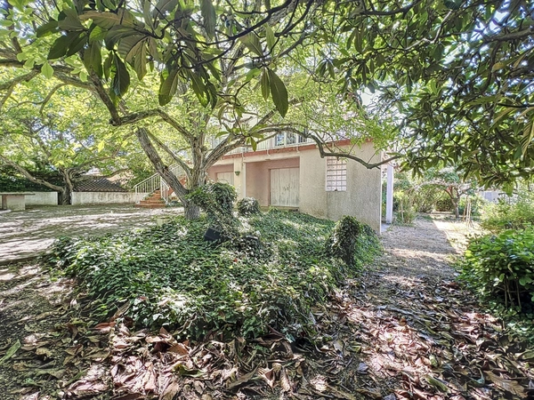 Maison à vendre JUVIGNAC (34) 6 pièces - 169 m2 - Divisée en 2 appartements et 1 garage - Terrain avec piscine de 1298 m2