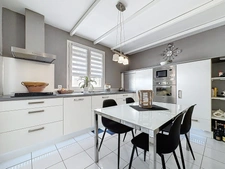 JUVIGNAC (34) - Maison T5 plain-pied 117 m2 sur terrain clos et arboré de 1645 m2 avec piscine, plage carrelée, pool-house, terrasses, 2 garages, véranda.