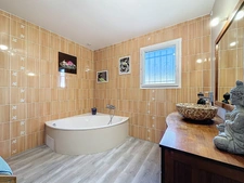 CLERMONT L'HERAULT (34) - House for sale, 6 rooms - 173.6 m² of living space (197 m² of floor space) - Landscaped and enclosed grounds with swimming pool (960 m²) - Double garage - Outbuilding (42 m² 