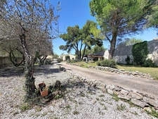 JUVIGNAC (34) - Maison T5 plain-pied 117 m2 sur terrain clos et arboré de 1645 m2 avec piscine, plage carrelée, pool-house, terrasses, 2 garages, véranda.
