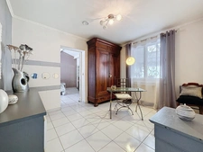 JUVIGNAC (34) - Maison T5 plain-pied sur terrain clos et arboré avec piscine, plage carrelée, pool-house, terrasses, 2 garages, véranda.
