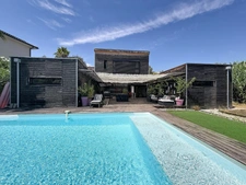 JUVIGNAC : FONTCAUDE – VILLA CONTEMPORAINE EN BOIS AVEC PISCINE ET VUE PANORAMIQUE SUR LE GOLF