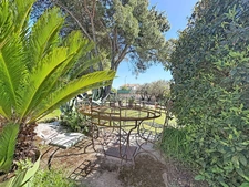 JUVIGNAC (34) - Maison T5 plain-pied 117 m2 sur terrain clos et arboré de 1645 m2 avec piscine, plage carrelée, pool-house, terrasses, 2 garages, véranda.