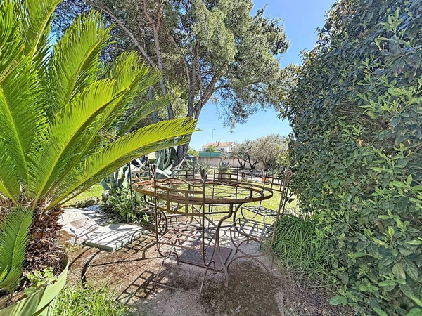 JUVIGNAC (34) - Maison T5 plain-pied sur terrain clos et arboré avec piscine, plage carrelée, pool-house, terrasses, 2 garages, véranda.