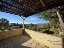 Plus qu'une maison, un cadre de vie exceptionnel face à la Sainte-Victoire.