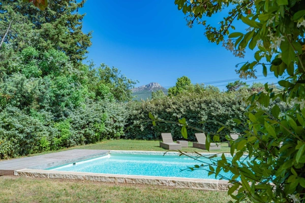Bergerie en pierre du XVIIIᵉ siècle rénovée - 200 m² - terrain 5000 m² avec piscine - 25 min Aix-en-Provence