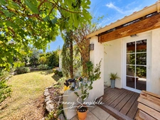 Maison familiale de plain-pied 6 pièces - piscine et jardin env 700 m2