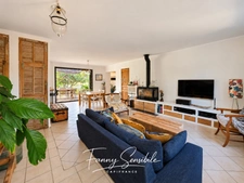Maison familiale de plain-pied 6 pièces - piscine et jardin env 700 m2
