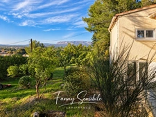 Plus qu'une maison, un cadre de vie exceptionnel face à la Sainte-Victoire.