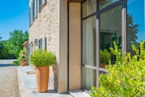 Bergerie en pierre du XVIIIᵉ siècle rénovée - 200 m² - terrain 5000 m² avec piscine - 25 min Aix-en-Provence