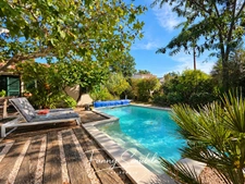 Maison familiale de plain-pied 6 pièces - piscine et jardin env 700 m2
