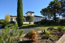 Maison à vendre 8 pièces ANGOULEME (16) Secteur SAINT-CYBARD 5 chambres, jardin, piscine, double garage