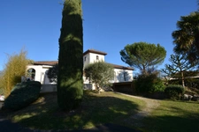 Maison à vendre 8 pièces ANGOULEME (16) Secteur SAINT-CYBARD 5 chambres, jardin, piscine, double garage