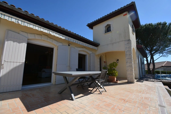Maison à vendre 8 pièces ANGOULEME (16) Secteur SAINT-CYBARD 5 chambres, jardin, piscine, double garage