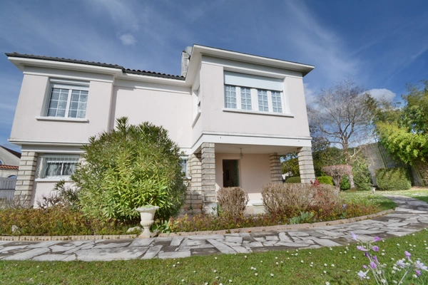 Maison à vendre 5 pièces centre ville 3 chambres/ jardin/ garage LA COURONNE (16) 