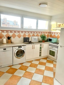 *Quartier Saint-Vincent* À 50 m de la plage, appartement 70 m², 2 chambres, dernier étage sans ascenseur, exposé Ouest.