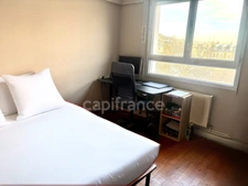*Quartier Saint-Vincent* À 50 m de la plage, appartement 70 m², 2 chambres, dernier étage sans ascenseur, exposé Ouest.