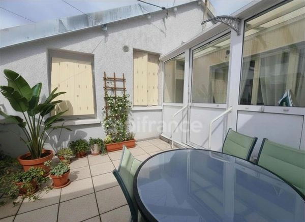 *Sainte-Cecile*Plain-pied de 51 m² à 200 m de la place, terrasse de 40 m², sud-ouest, sans vis-à-vis