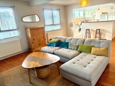 *Quartier Saint-Vincent* À 50 m de la plage, appartement 70 m², 2 chambres, dernier étage sans ascenseur, exposé Ouest.