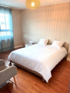 *Quartier Saint-Vincent* À 50 m de la plage, appartement 70 m², 2 chambres, dernier étage sans ascenseur, exposé Ouest.