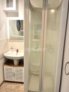 *Quartier Saint-Vincent* À 50 m de la plage, appartement 70 m², 2 chambres, dernier étage sans ascenseur, exposé Ouest.