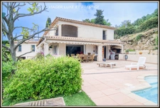 ANTIBES, villa vue mer de 320 m2 habitable avec ascenseur, piscine sur un terrain clos et arboré de 1.500 m2