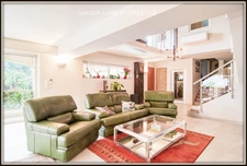 ANTIBES, villa vue mer de 320 m2 habitable avec ascenseur, piscine sur un terrain clos et arboré de 1.500 m2