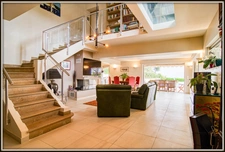 ANTIBES, villa vue mer de 320 m2 habitable avec ascenseur, piscine sur un terrain clos et arboré de 1.500 m2