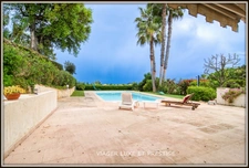 ANTIBES, villa vue mer de 320 m2 habitable avec ascenseur, piscine sur un terrain clos et arboré de 1.500 m2