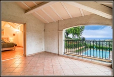 ANTIBES, villa vue mer de 320 m2 habitable avec ascenseur, piscine sur un terrain clos et arboré de 1.500 m2