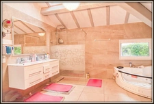 ANTIBES, villa vue mer de 320 m2 habitable avec ascenseur, piscine sur un terrain clos et arboré de 1.500 m2