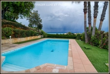 ANTIBES, villa vue mer de 320 m2 habitable avec ascenseur, piscine sur un terrain clos et arboré de 1.500 m2