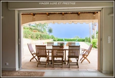 ANTIBES, villa vue mer de 320 m2 habitable avec ascenseur, piscine sur un terrain clos et arboré de 1.500 m2